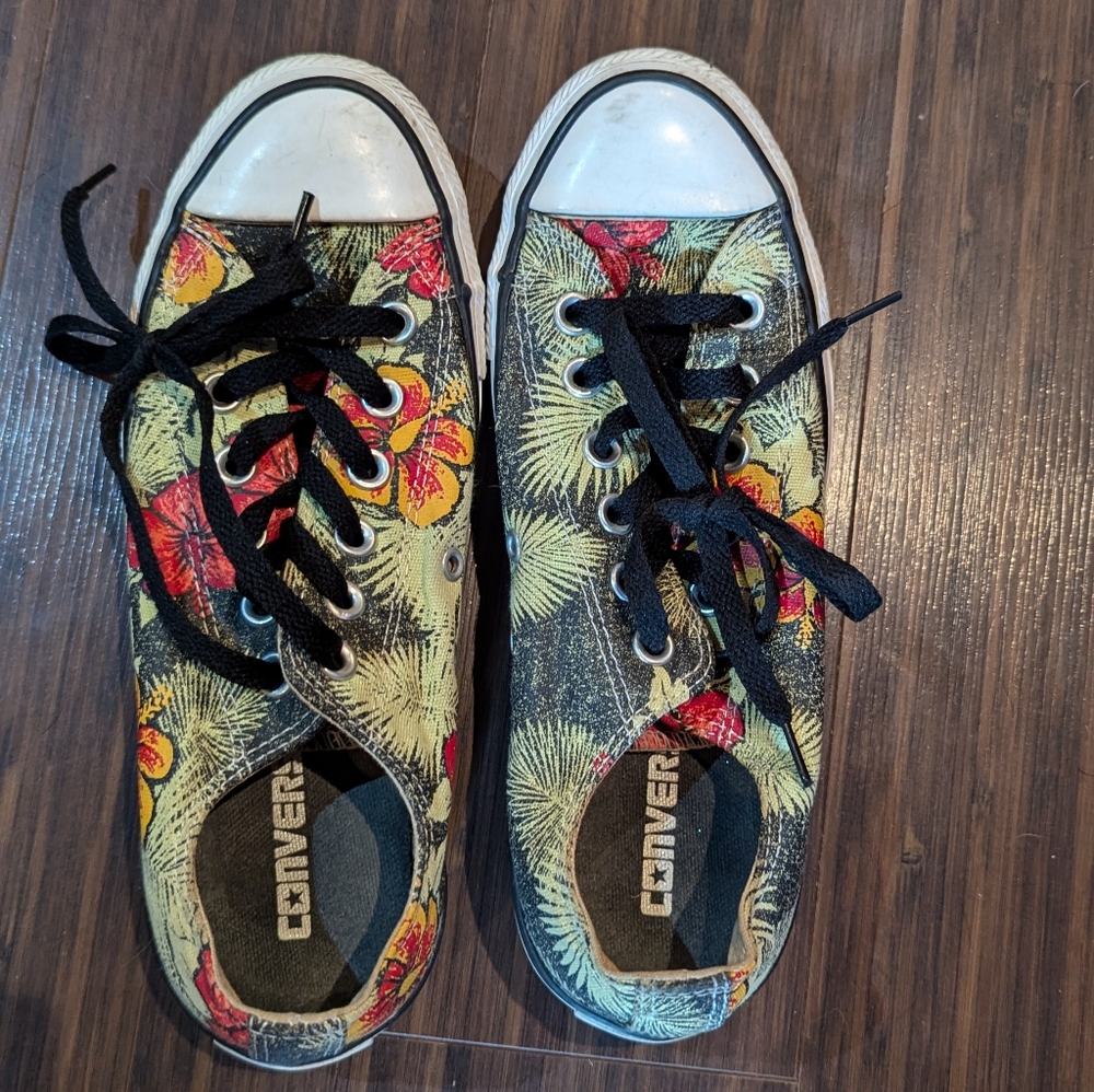 Hibiscus Converse Size 7